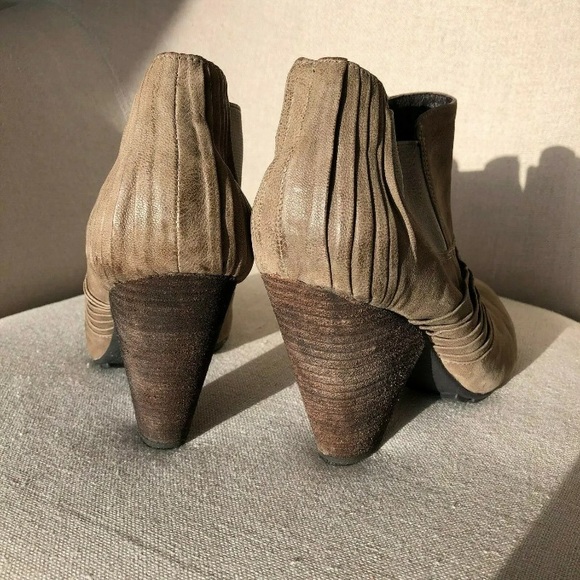 VINCE CAMUTO 11 Bronco Ankle Bootie Heeled Pleated - Picture 4 of 8